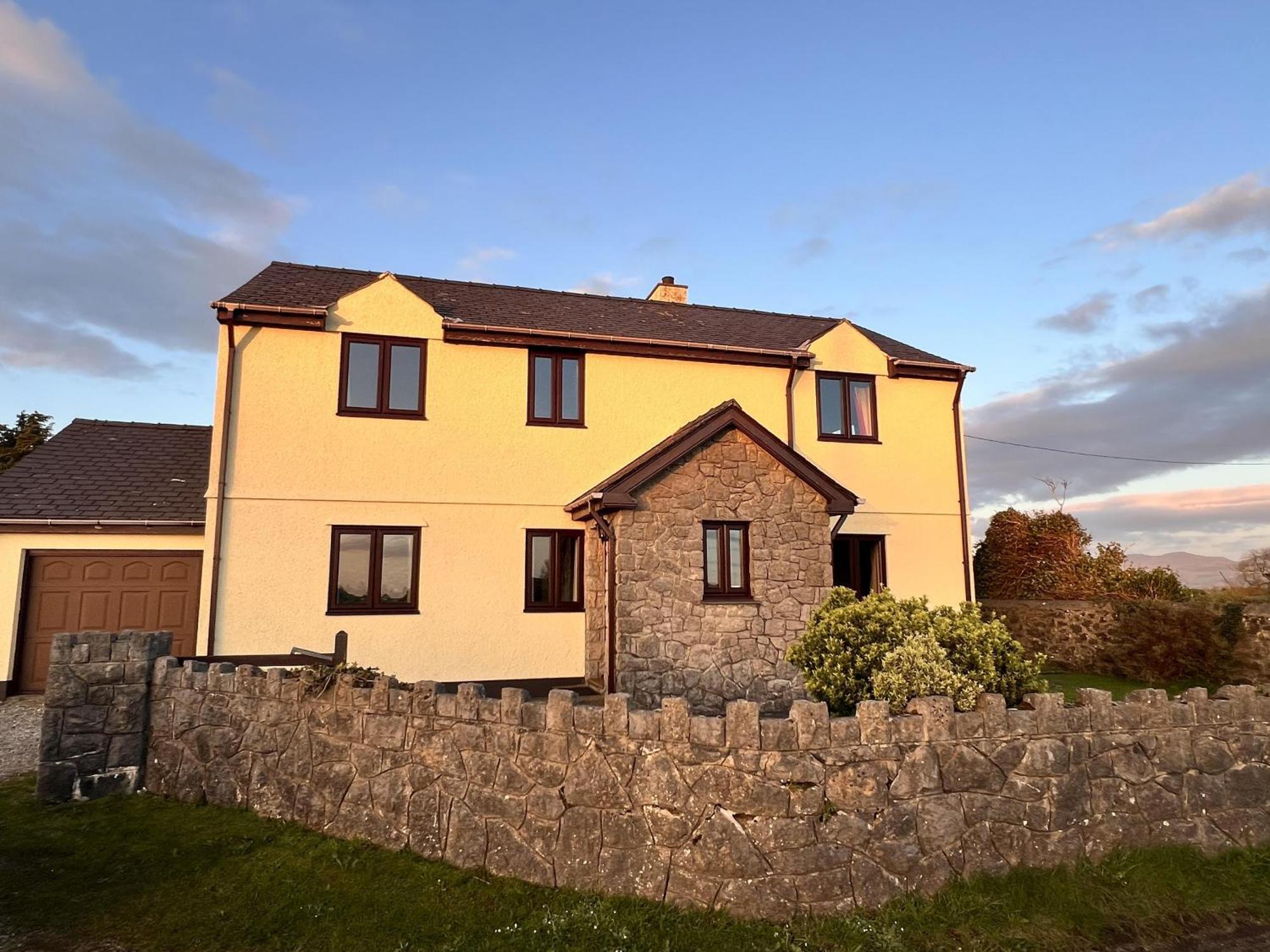 4 Bedroom Detached Farmhouse Mountain Views ビューマリス エクステリア 写真